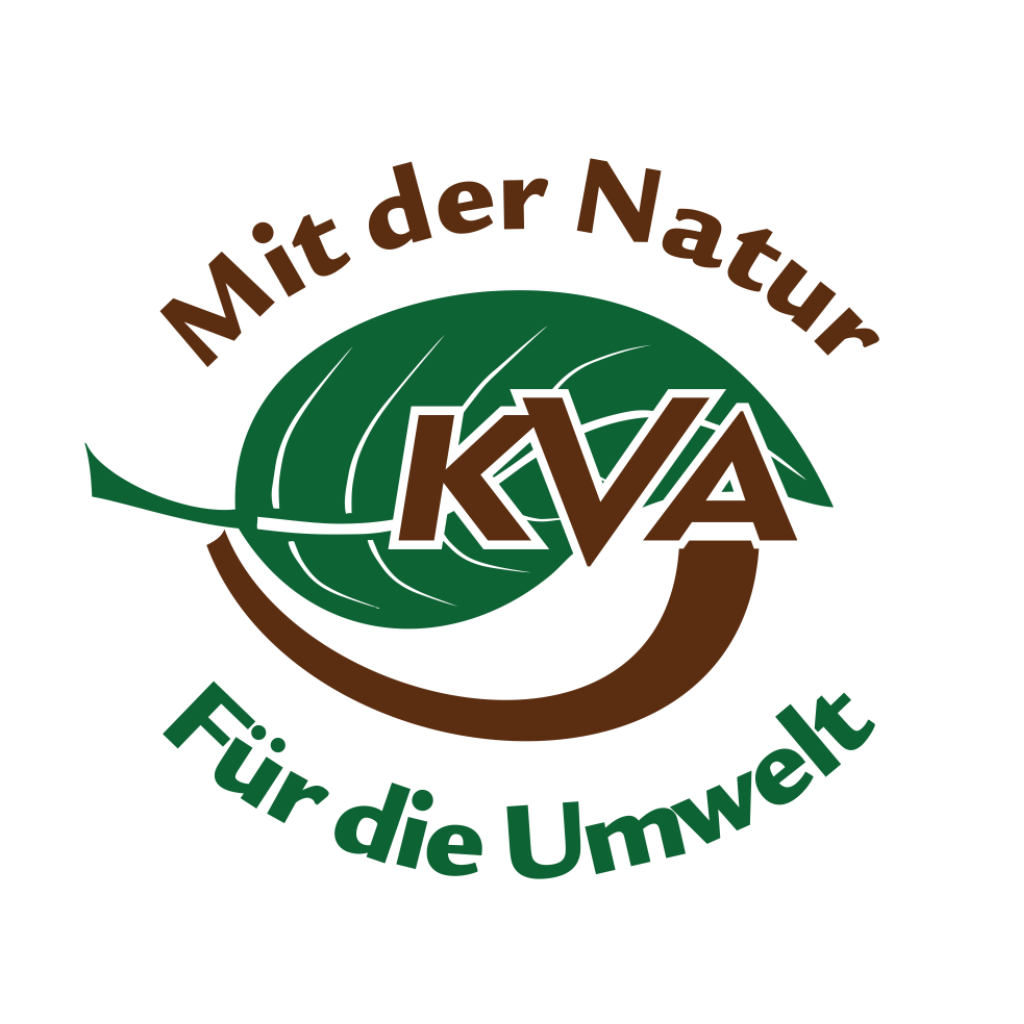 Rundes Emblem der Kompostieranlage KVA Adorf mit grünem Blatt und dem Slogan Mit der Natur für die Umwelt