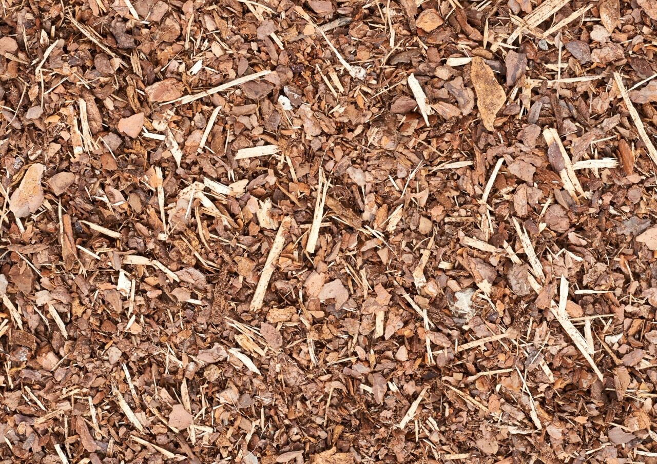 Grob zerkleinerter, rotbrauner Rindenmulch zum Abdecken von Beeten und Wegen, erhältlich bei Chemnitz